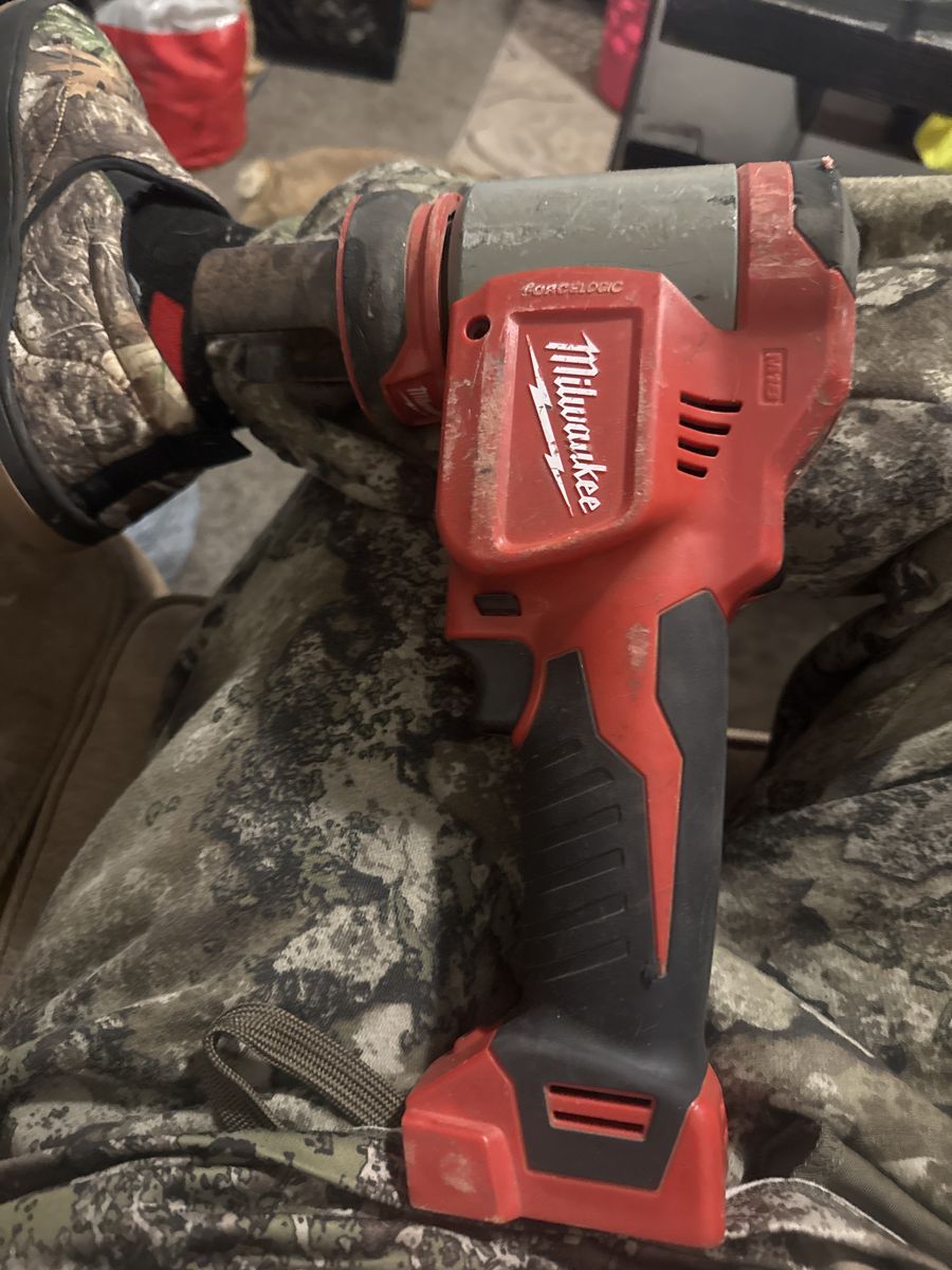 Milwaukee 10-ton Knockout Tool