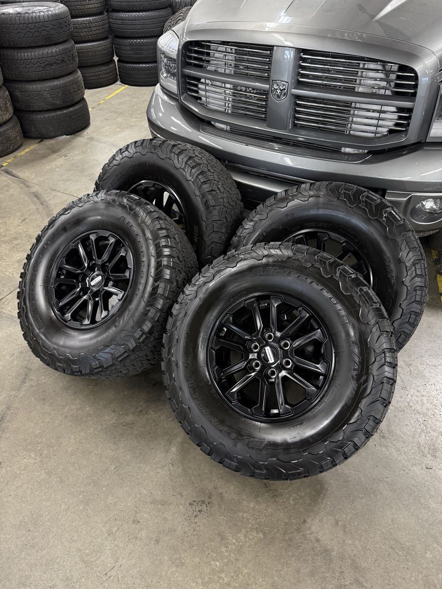 LIKE NEW 2026 ford raptor OEM 17in wheels/ 315/70/17 bfg ko2
