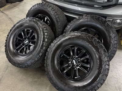 LIKE NEW 2026 ford raptor OEM 17in wheels/ 315/70/17 bfg ko2