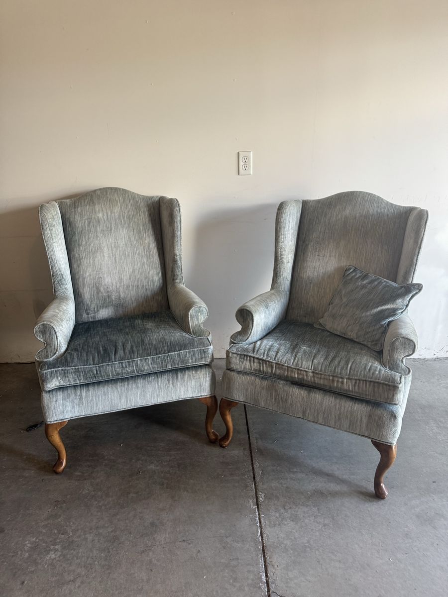Disque Vintage Wingback Chairs