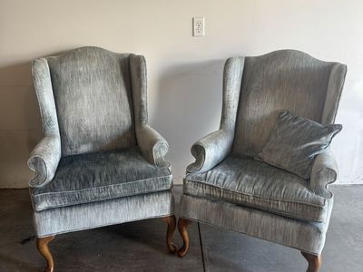 Disque Vintage Wingback Chairs