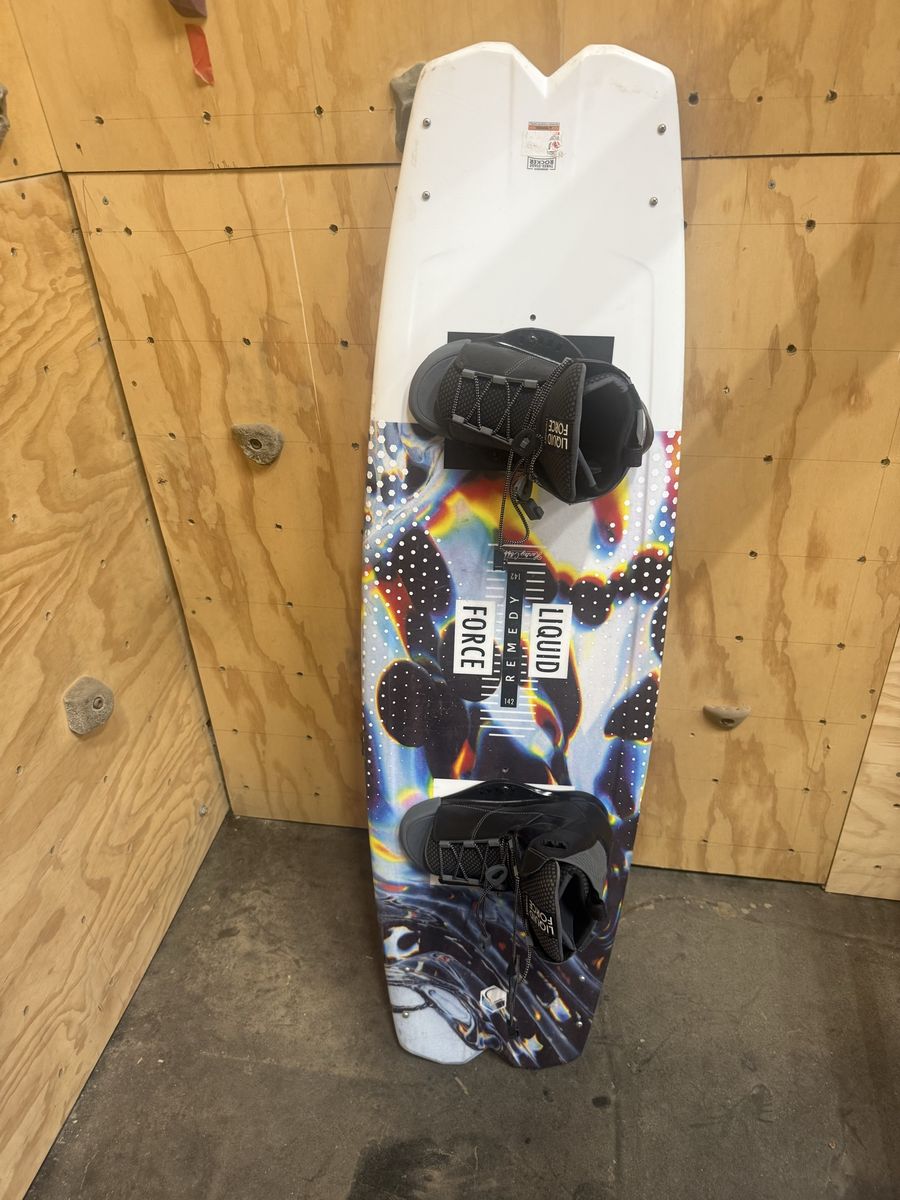 Liquid Force Remedy 142 Wakeboard with Bindings