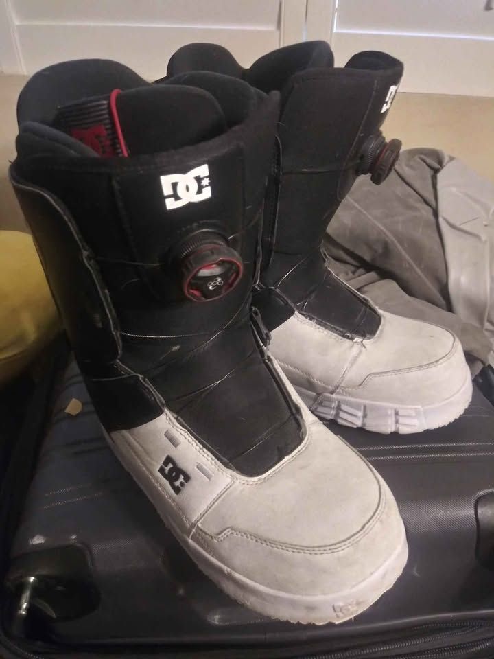 DC snowboarding boots mens size 10