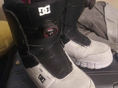 DC snowboarding boots mens size 10