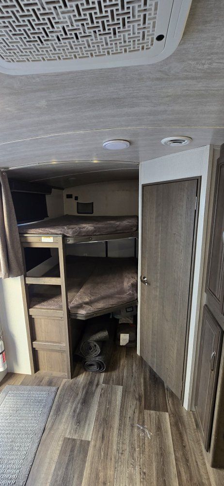 2022 Keystone Cougar 25DBSWE Travel Trailer – Loaded, Single Slide