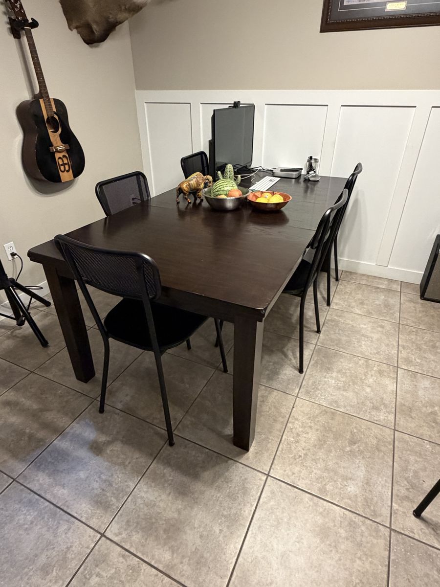 Kitchen table & 6 chairs