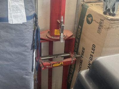 Pneumatic wall mount McPherson strut compressor