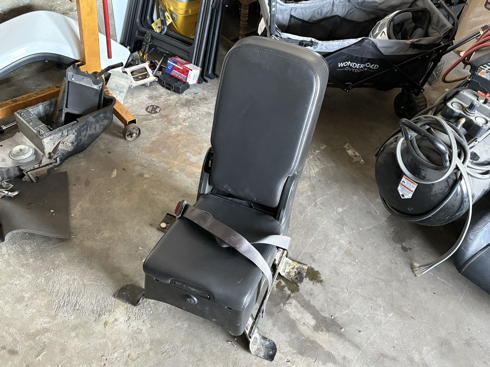 Jump seat