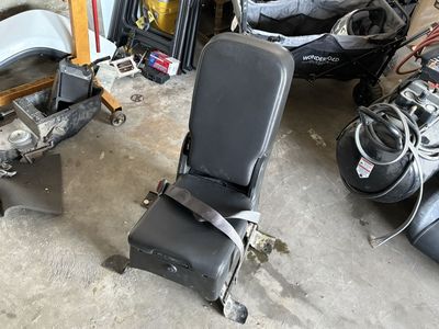 Jump seat