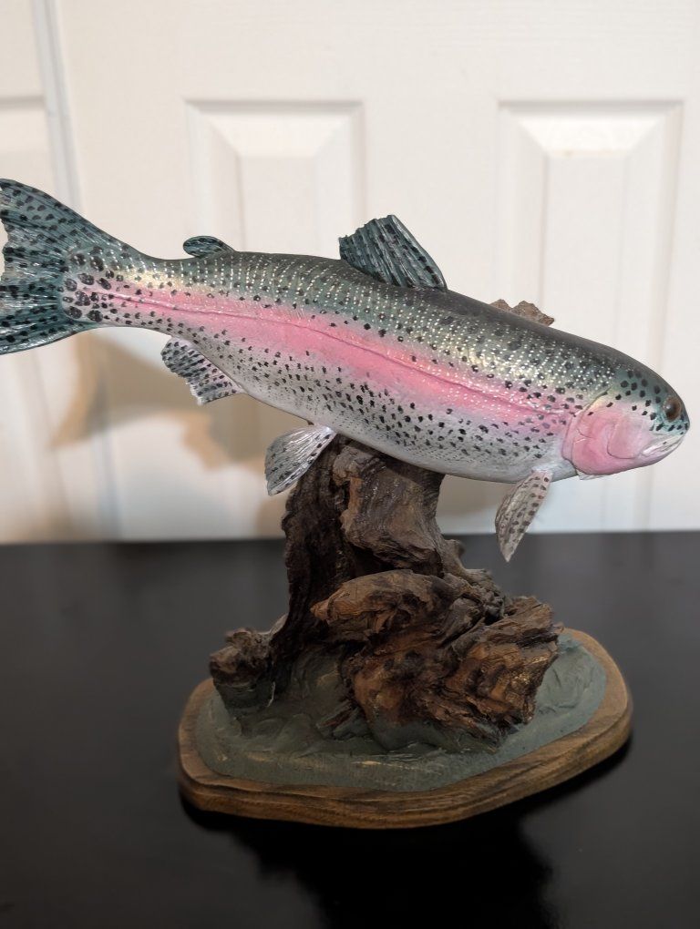 Large hand crafted rainbow trout. one of a kind. absolutely beautiful! excellent condition located in Roy venmo or cash fcfs