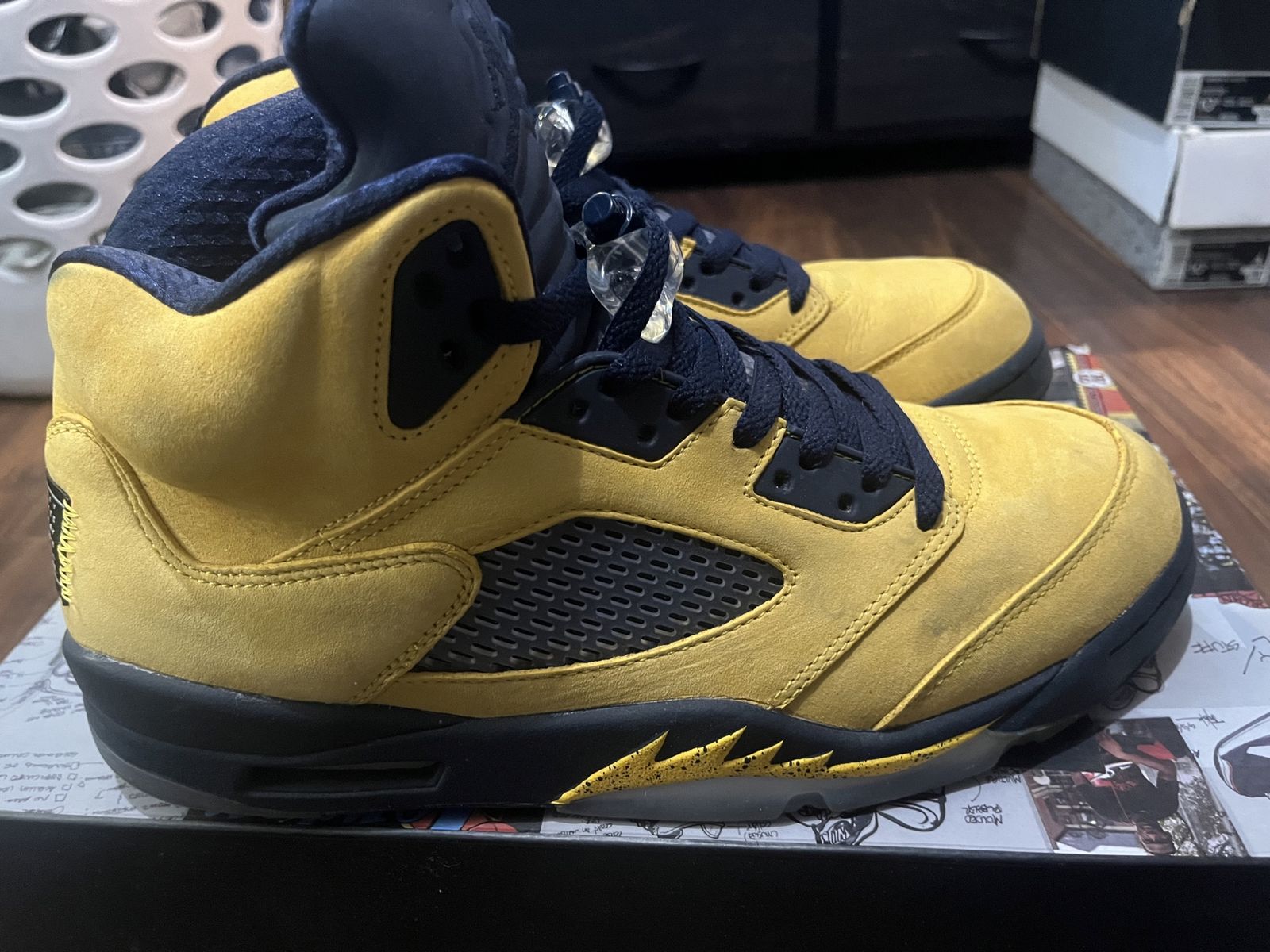 Jordan retro 5 se yellow /marine college