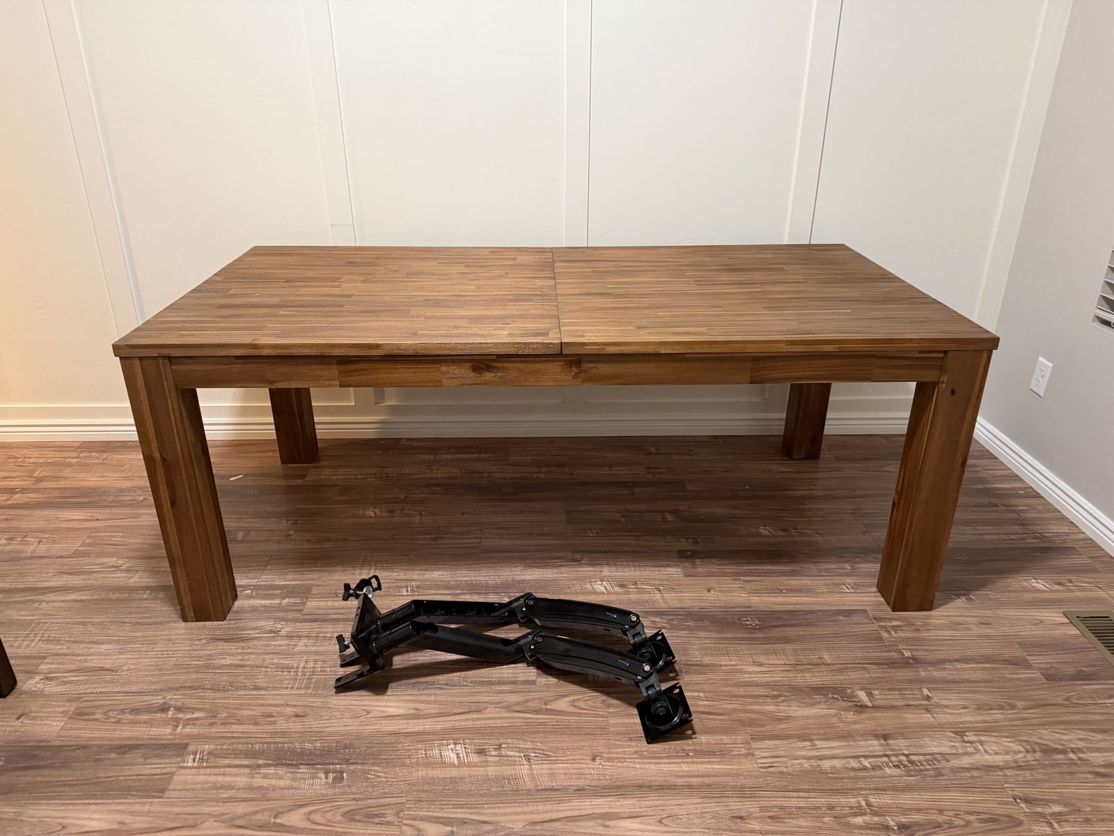 Dining Table w/20’’ extension + Chairs Included!