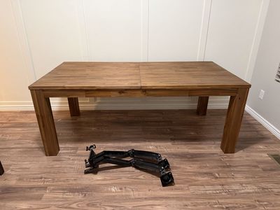 Dining Table w/20’’ extension + Chairs Included!