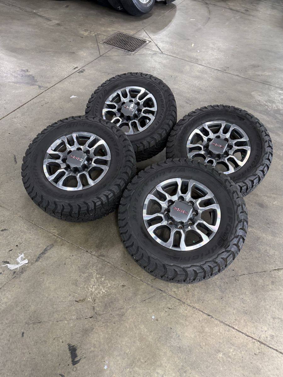 LIKE NEW 2023 gmc 3500 AT4 18in wheels/ 275/70/18 bfg ko3