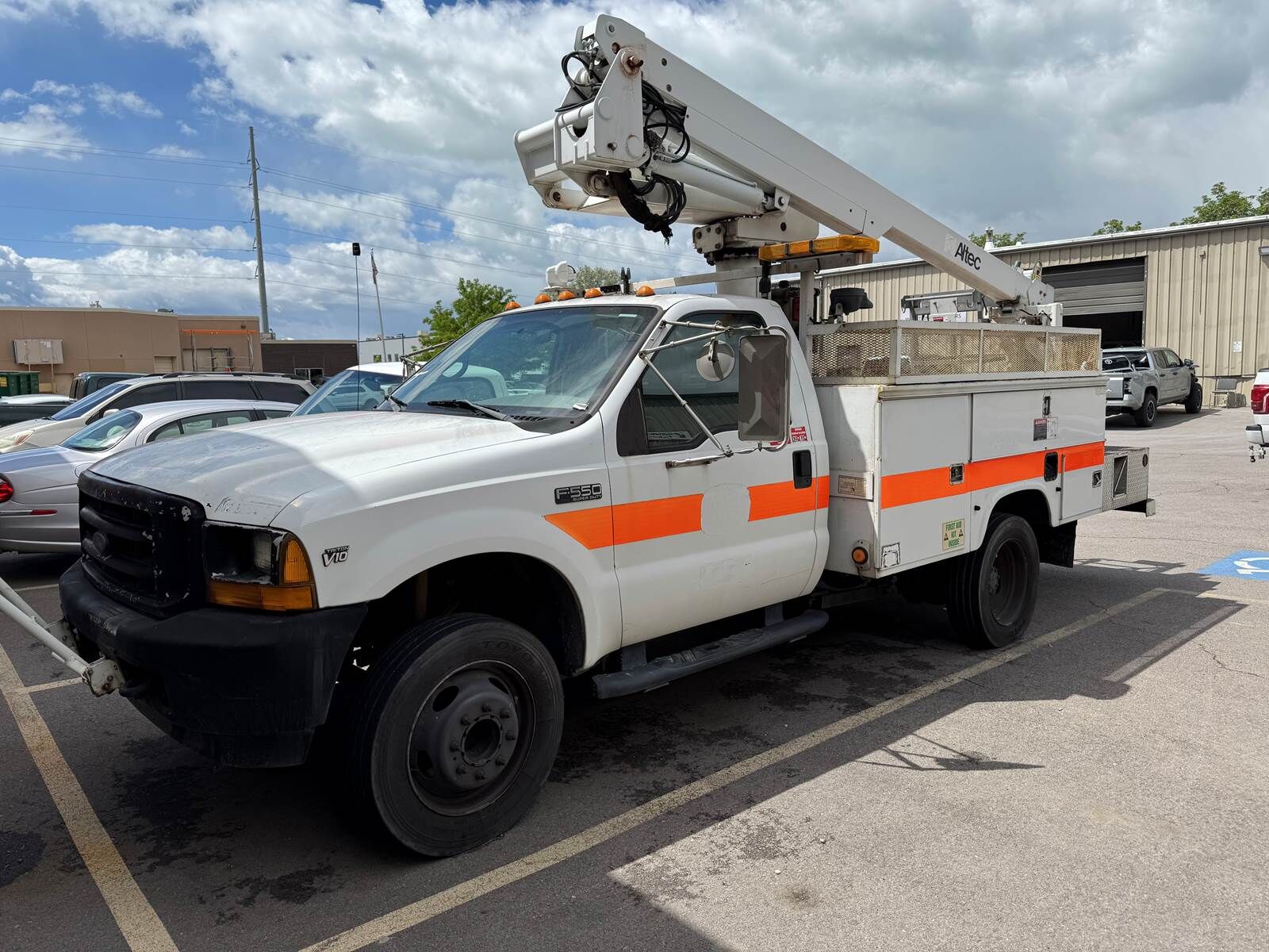 Boom / Bucket Truck 2001 Ford F550 Altec AT-235 Bucket V10 Gas