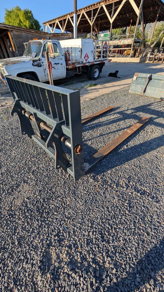 8ft like new gehl telehandler pallet forks