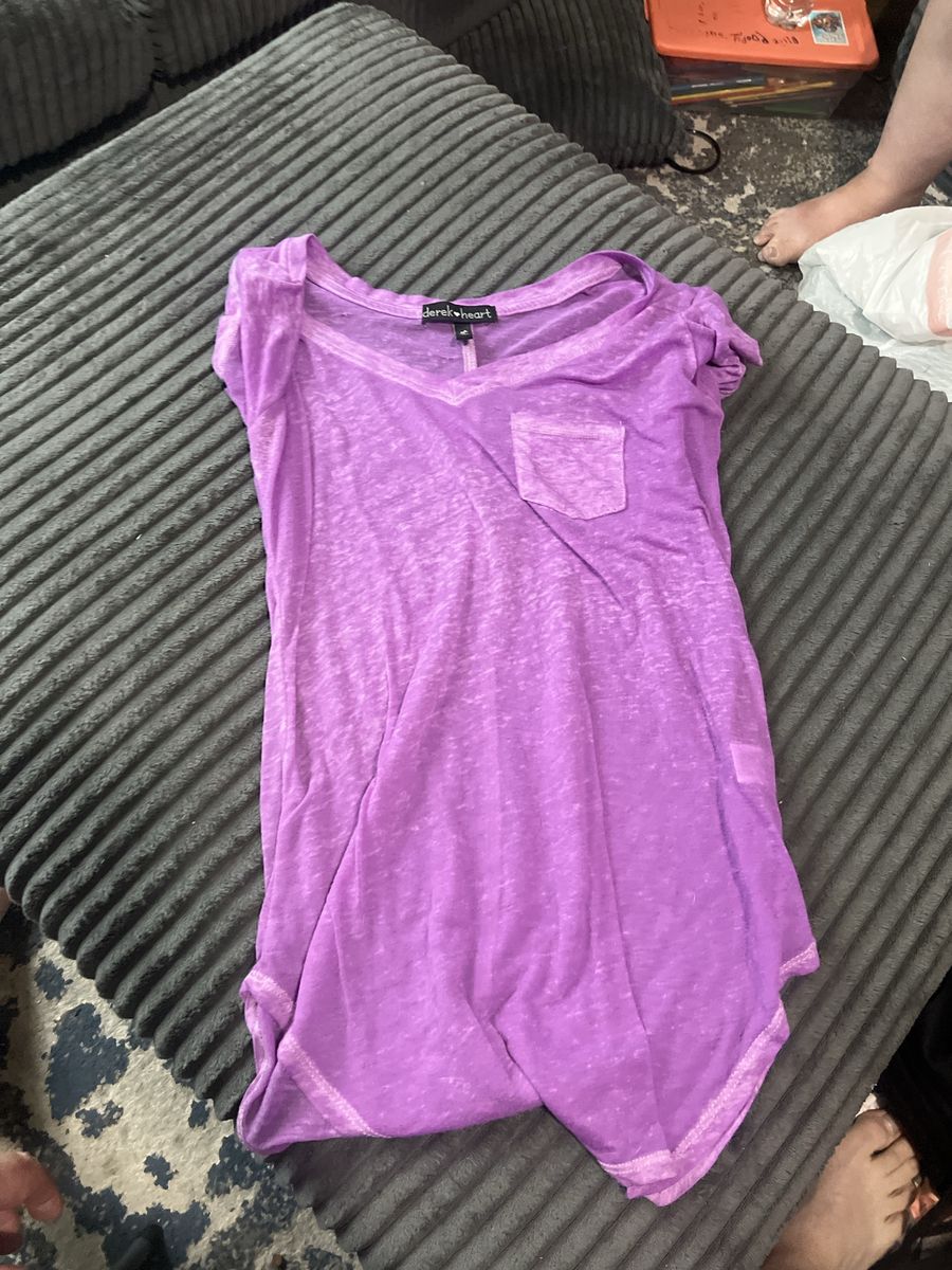 Derek Heart Purple V-Neck Burnout Pocket Tee Size Medium