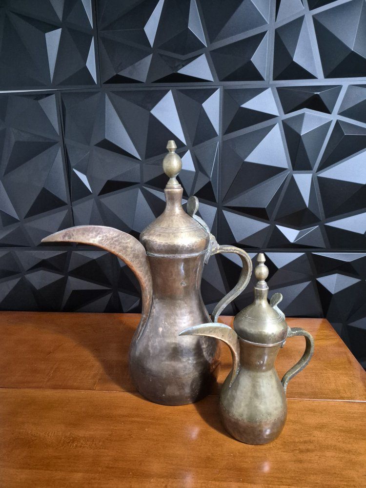 Middle Eastern Antique Dallah Arabic Coffee Pot Dimensions: (23"×19"×9") & Middle Eastern Antique Dallah Arabic Coffee Pot
Dimen