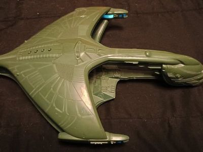Star Trek Next Generation Romulan Warbird Lights & Sounds Playmates Toys 1993