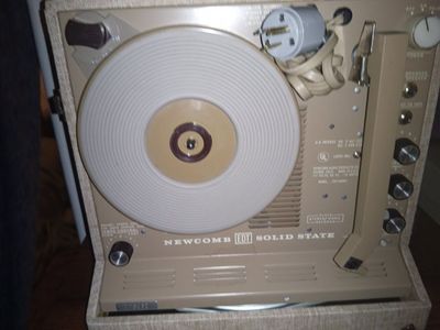 Vintage Newcomb EDT Solid State Portable Record Player Phonograph - Tan/Brown, Used