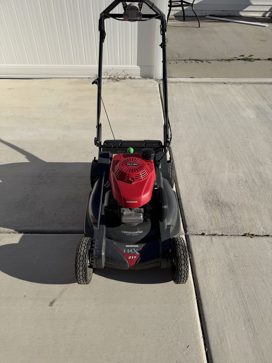 Honda HRX 217 21" Self-Propelled Gas Lawn Mower with Versamow System & Bag