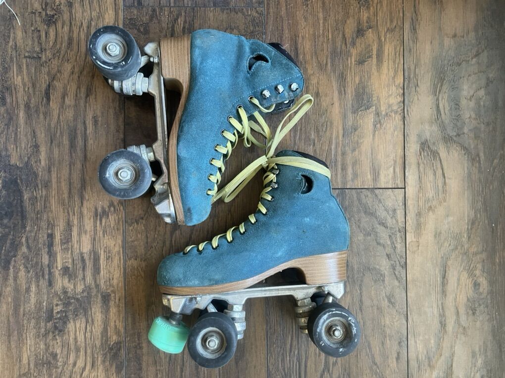Moonlight Roller Skates - Suede Women's Size 6