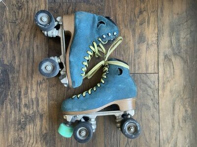 Moonlight Roller Skates - Suede Women's Size 6