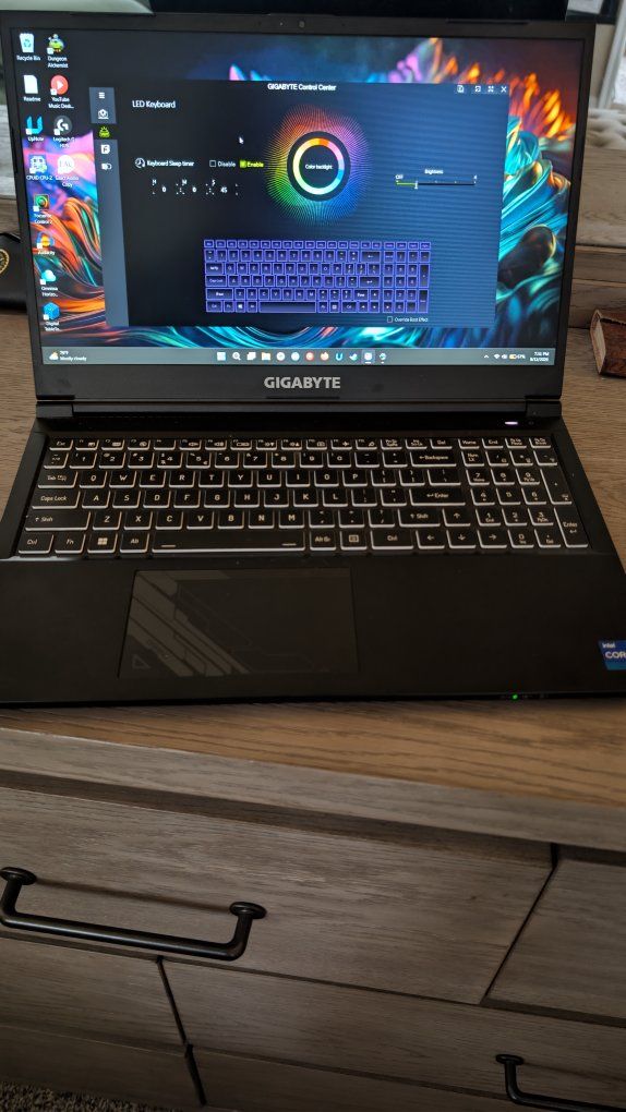 Gigabyte G5 KF5 RTX 4060 Gaming Laptop + cooling pad