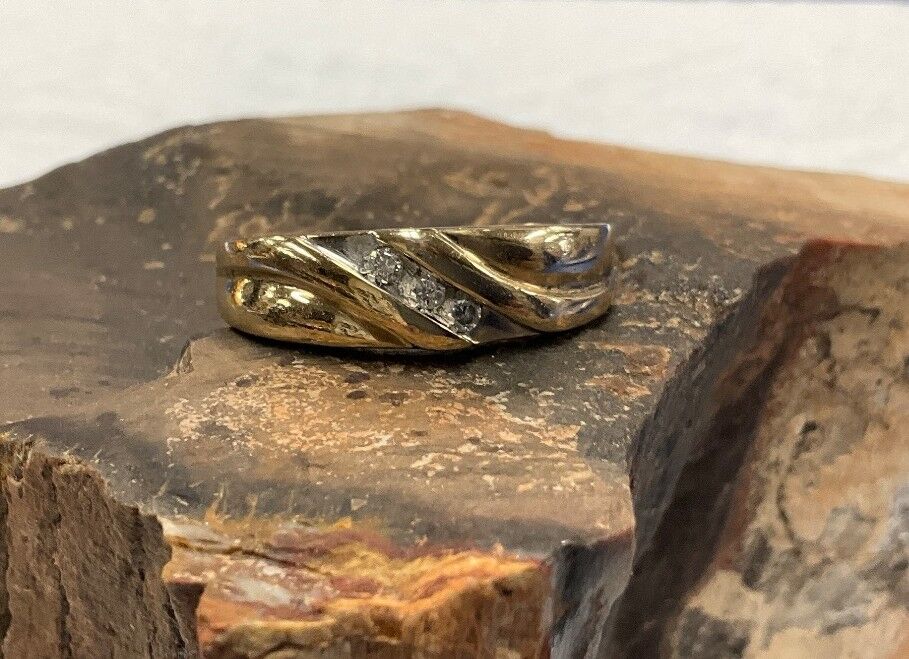 6.9gr Size 11.75 10K Yellow Gold Three Stone Diamond Men's Band Ring