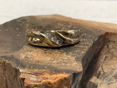 6.9gr Size 11.75 10K Yellow Gold Three Stone Diamond Men's Band Ring