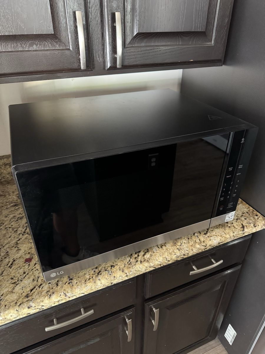LG MSER2090S Countertop Microwave - 1200W, Black with Stainless Steel Trim
