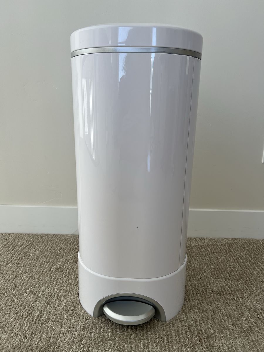 Munchkin STEP Diaper Pail - White, Odor-Eliminating Diaper Disposal System with Arm & Hammer Disks