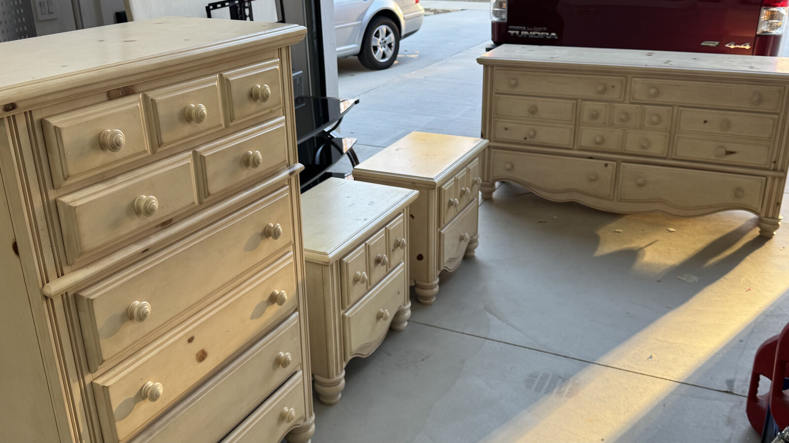 Beautiful solid 5 piece Queen bedroom set in antique white/cream
