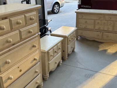 Beautiful solid 5 piece Queen bedroom set in antique white/cream