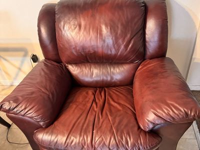 Reddish-Brown Leather Recliner - Comfortable & Durable
