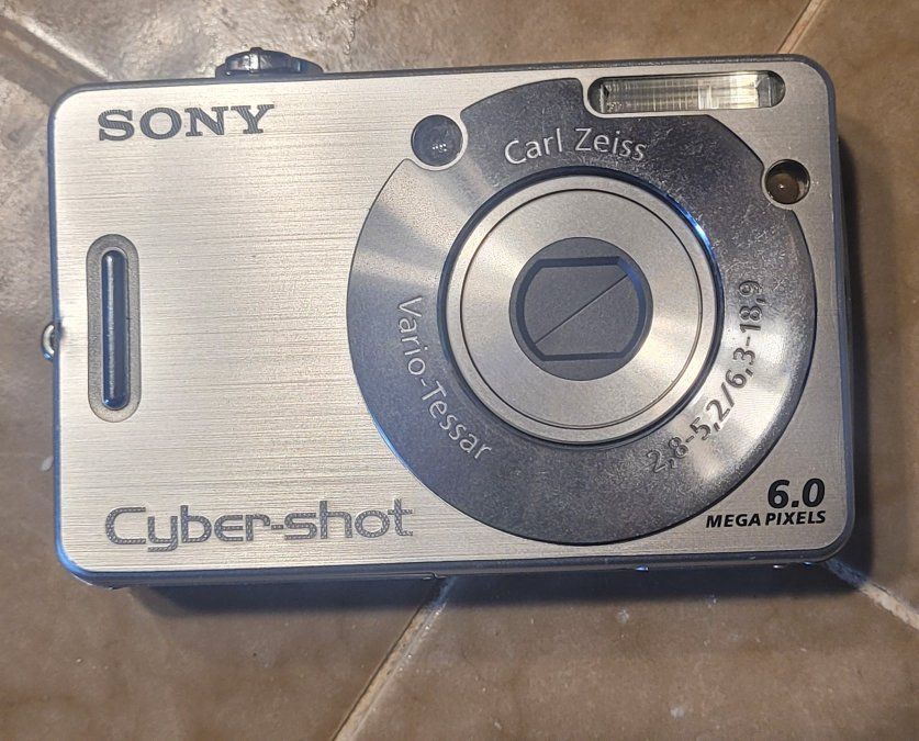 Sony Cyber-shot 6.0MP Digital Camera with Carl Zeiss Vario-Tessar Lens, Silver. Has charger, Case All Complete.