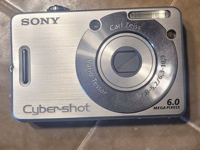Sony Cyber-shot 6.0MP Digital Camera with Carl Zeiss Vario-Tessar Lens, Silver. Has charger, Case All Complete.