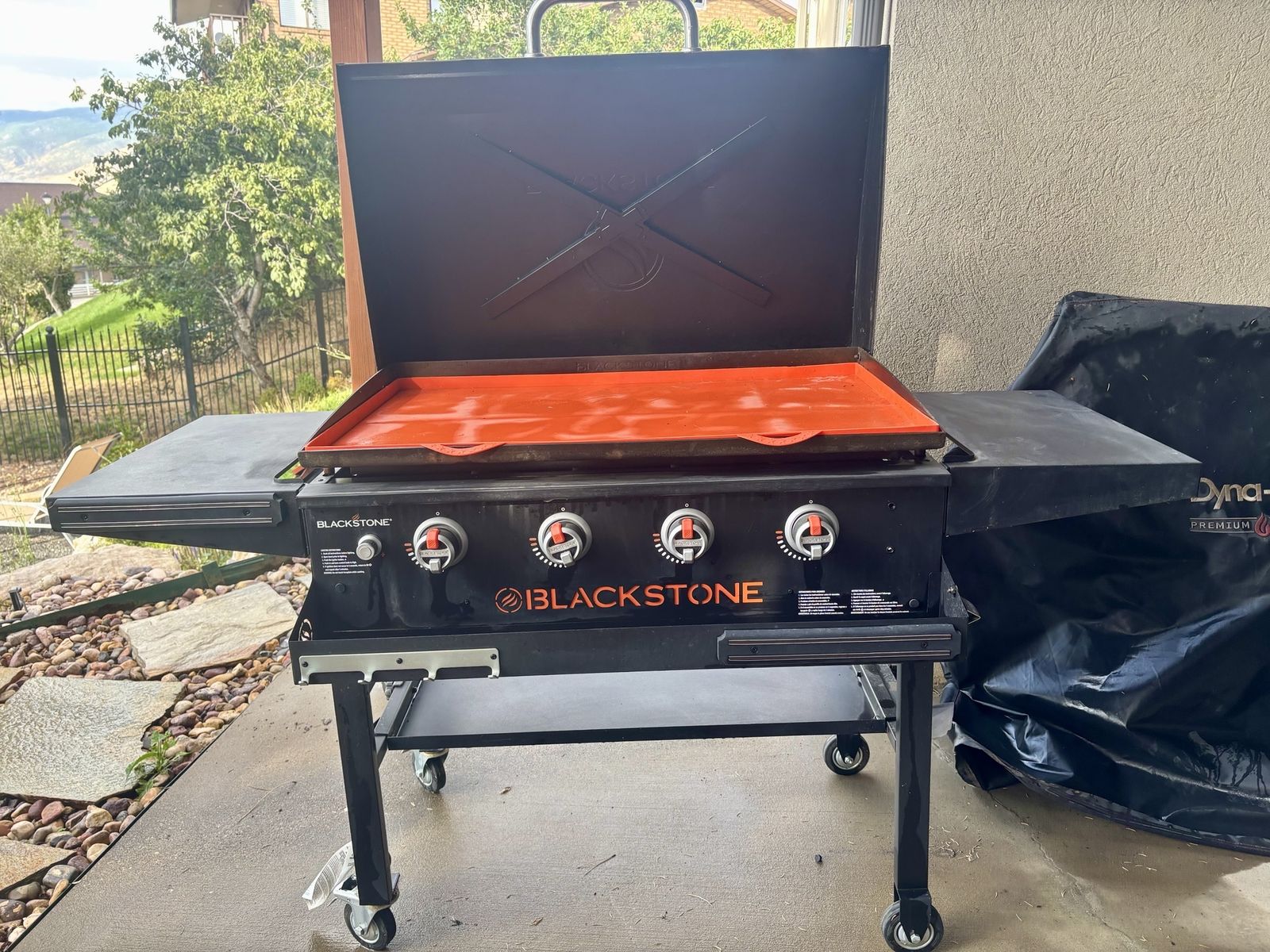 Blackstone 4-Burner Propane Griddle with Hard Cover and Silicone Mat