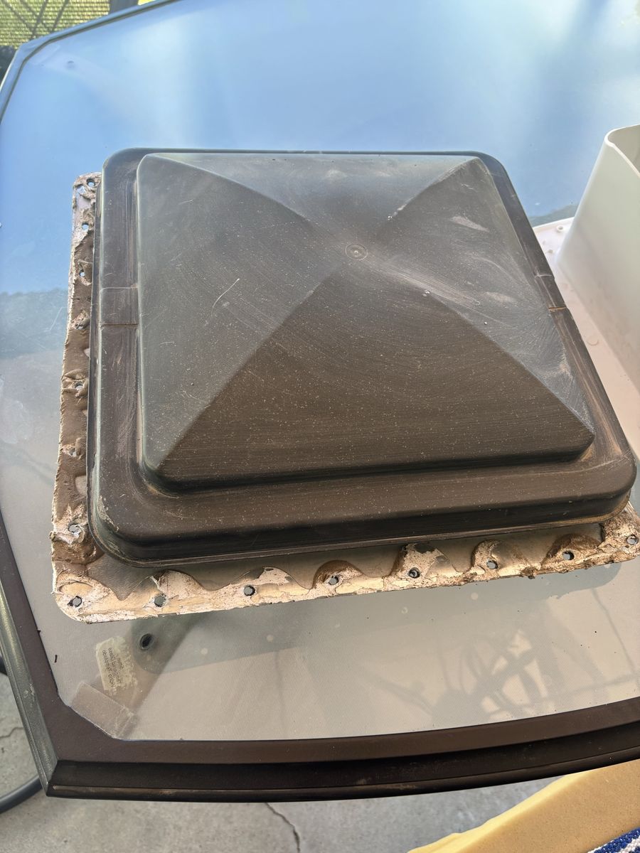Rv roof vent