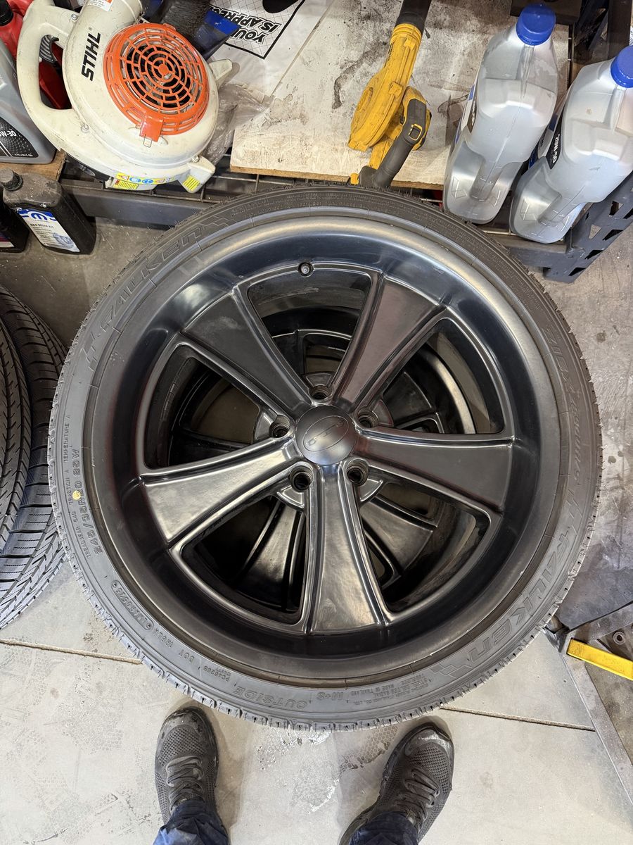 Set of wheels and tires. 265/40R22, 245/35R20.