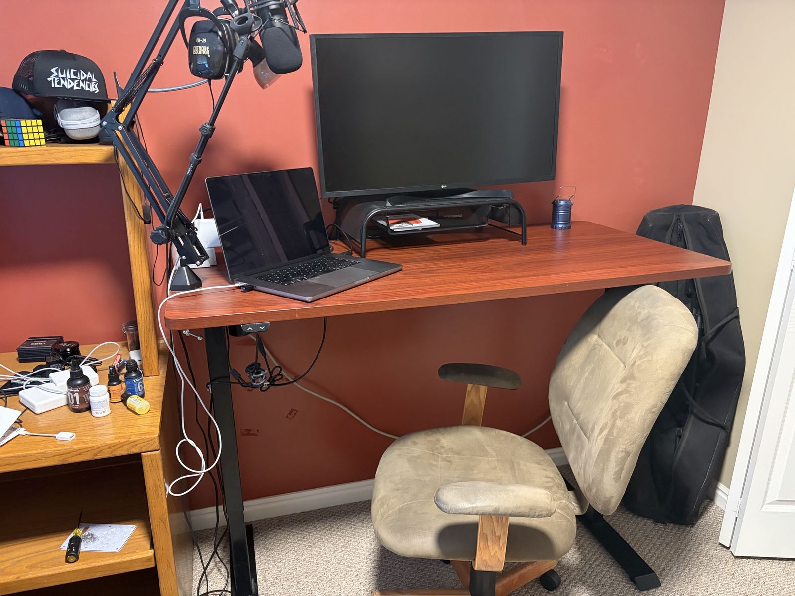 Vivo adjustable standing desk 60x 24 and  Desk Chair.