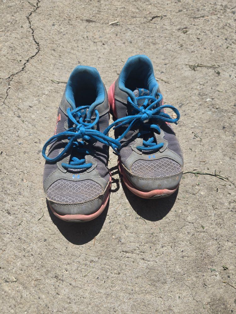 Under Armour Girls Athletic Running Shoes Size 4Y Gray Blue Pink