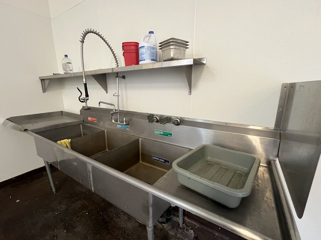Commercial Stainless Steel 3 Sinks And Shelf