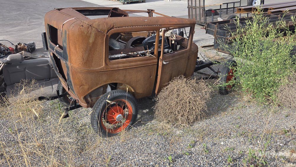 1931 Ford Model A 

Vintage Ford Model A Sedan Body & Chassis - Rusty Restoration Project/Hot Rod Build