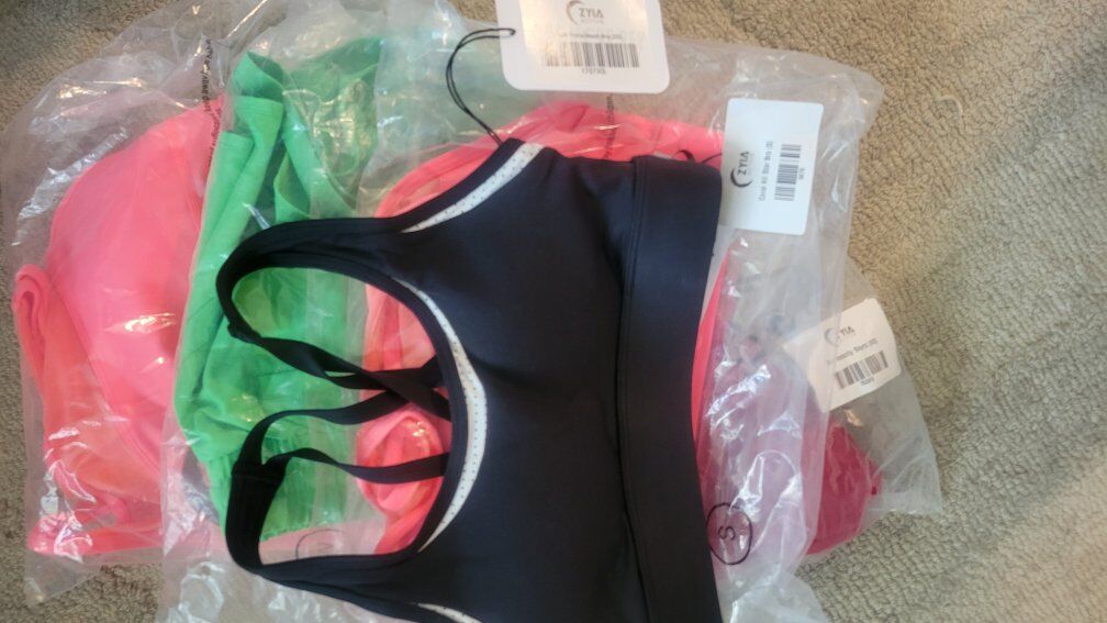 6 women's exercise shorts and sports bras 25$ nwt