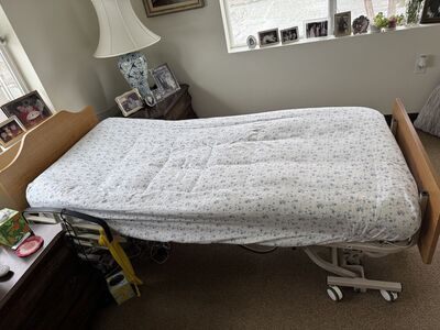 Medline Fully Electric Adjustable Medical / Hospital Bed – Excellent Condition