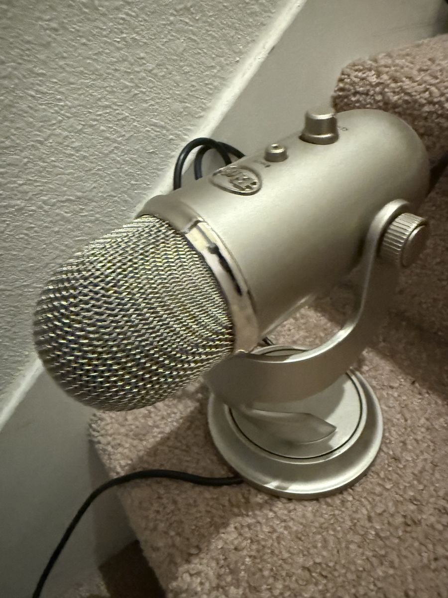 Blue Yeti USB Microphone - Silver - High-Quality Audio for Streaming, Podcasting & Gaming