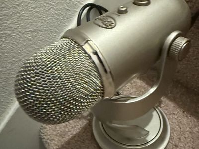 Blue Yeti USB Microphone - Silver - High-Quality Audio for Streaming, Podcasting & Gaming