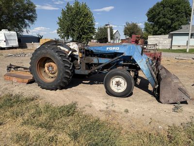 Ford 4000 Tractor Gas w/bucket