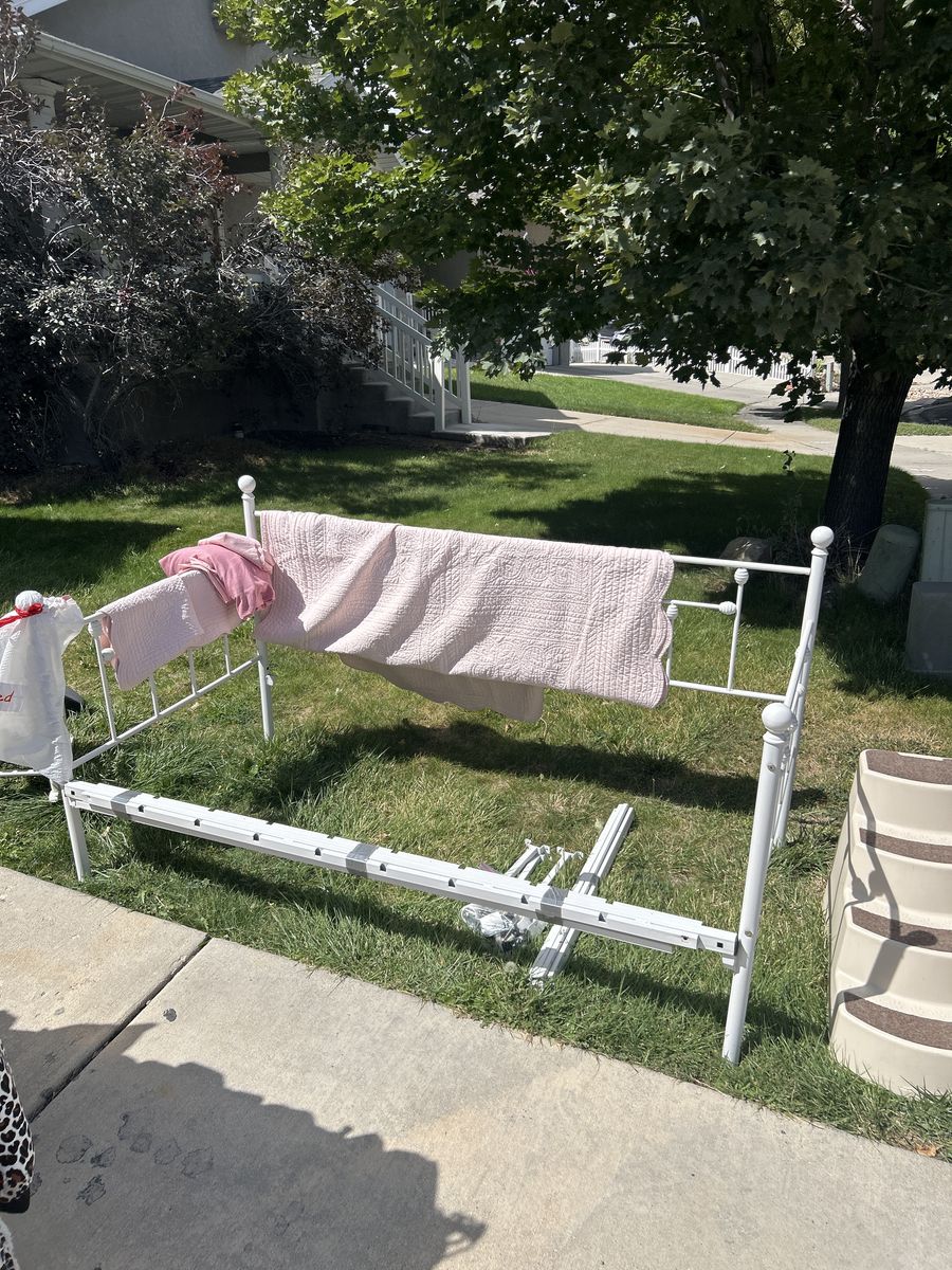Daybed with mattress and sheet set